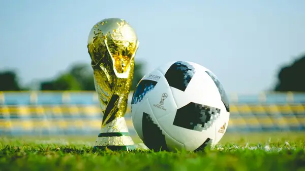 Cupa Mondială 2026 se vede noaptea în România, iar pizza a devenit al 12-lea jucător al serilor de fotbal